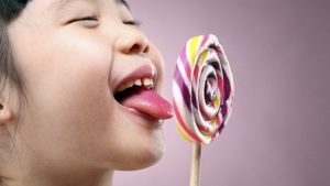 Bé ăn nhiều kẹo có thể bị sút cân